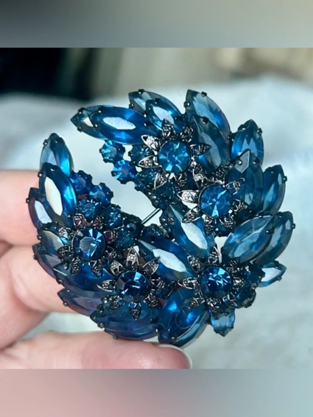 DeLizza & Elster (Juliana) Cobalt Blue Crystal Floral Cluster Style Brooch